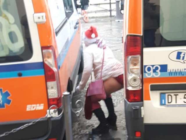 pipì tra ambulanze