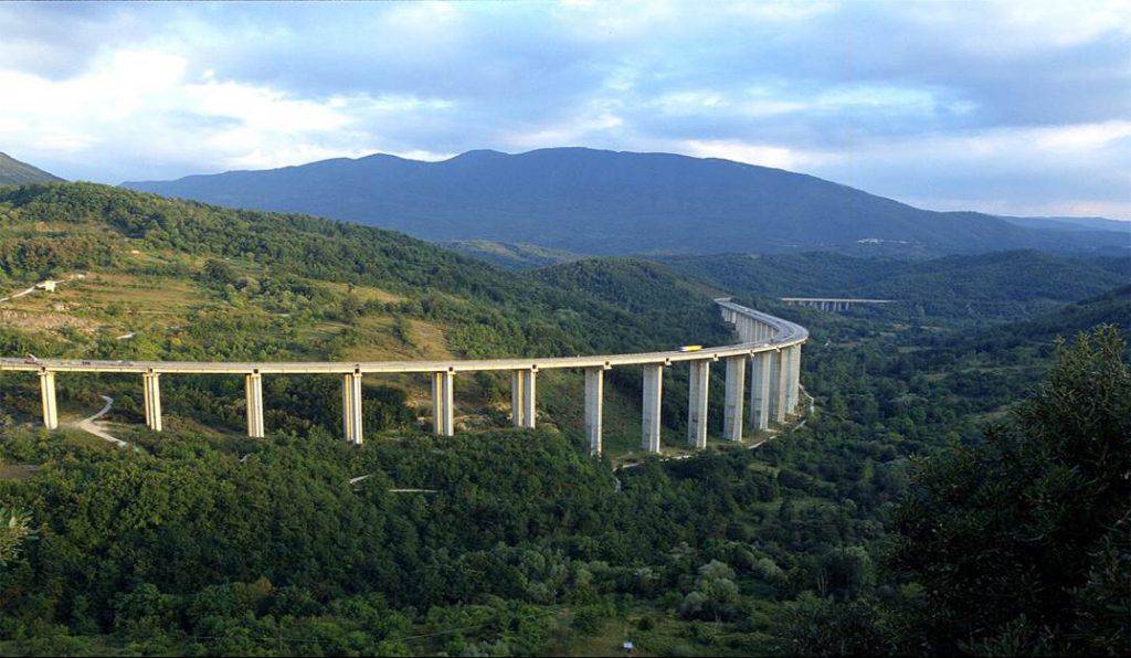 Figlia lanciata dal viadotto, è stato il papà