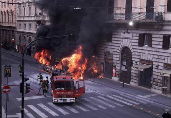 autobus esplode roma