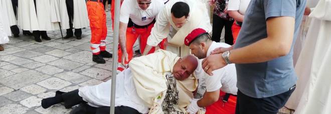 Corpus Domini, l'arcivescovo cade rovinosamente 