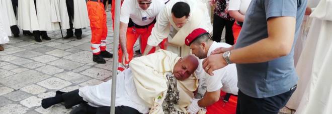 Corpus Domini, l'arcivescovo cade rovinosamente