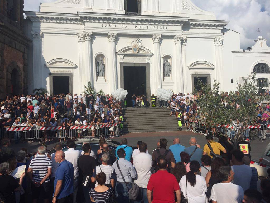 Funerale dei 4 amici morti a Genova, commozione e rabbia