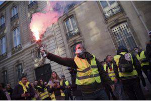 Protesta dei gilet gialli: gravi scontri a Parigi