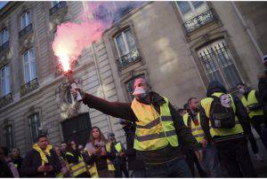 Protesta dei gilet gialli: gravi scontri a Parigi