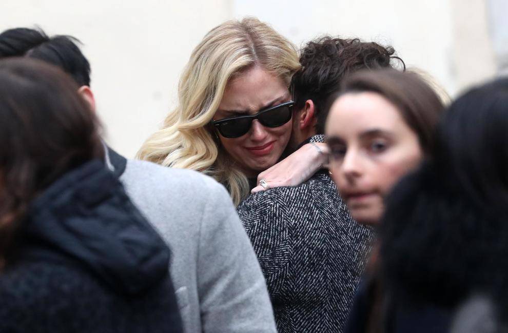 Funerali di Sanzogni, lacrime per Chiara Ferragni 