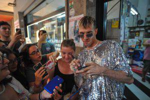 Achille Lauro, insulti ai fans - Leggilo