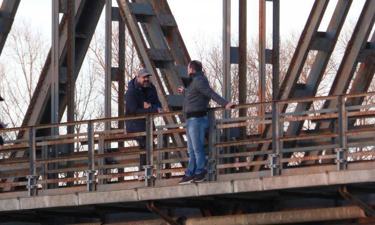 Rovigo, sale su un ponte