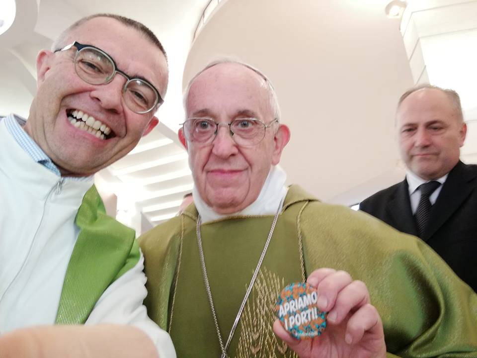 Selfie Papa Francesco con la spilla