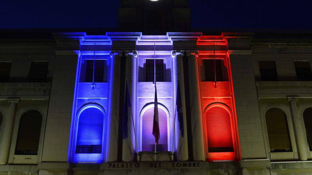 Imperia, bandiera della Francia sul Municipio