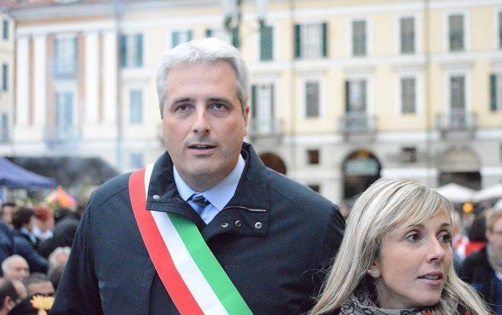 Cuneo, il sindaco espone la bandiera francese