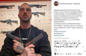 Fabrizio Corona foto con pistola 