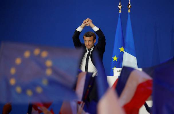 Il PD sostiene Macron, bandiera francese nel logo