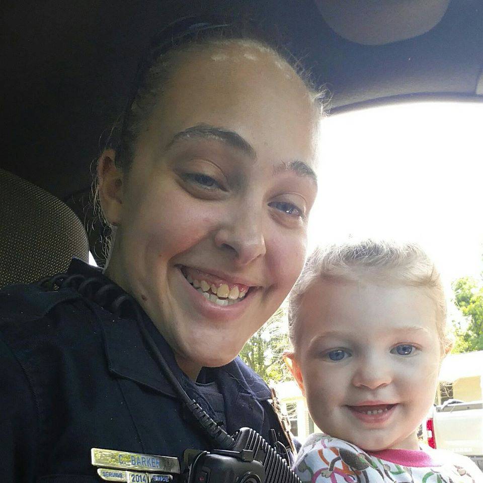 Poliziotta lascia figlia in auto