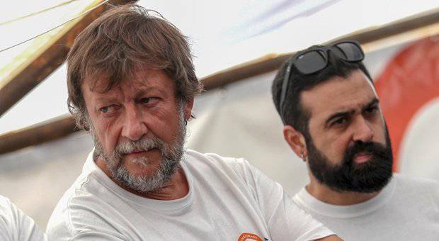 Luca Casarini, migranti a Lampedusa - Leggilo