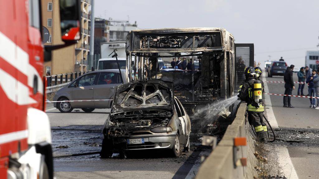 Senegalese sequestra scolaresca e incendia bus