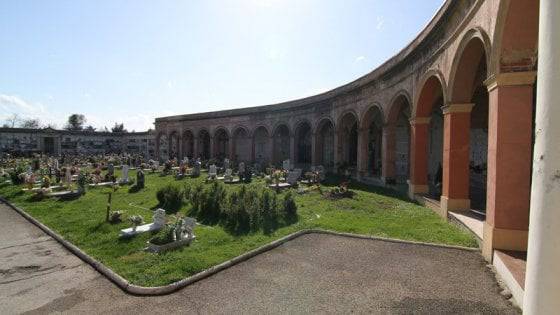 Pieve di Centro il cimitero immagini sacre oscurate - Leggilo