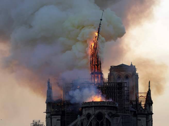 incendio di Parigi, parla Sgarbi - Leggilo