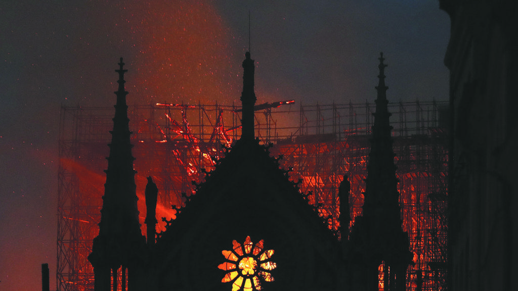 Incendio a Notre Dame, Macron pensa alla ricostruzione - Leggilo