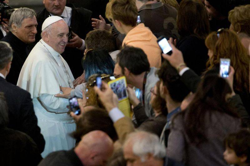 Bergoglio dona 500 mila euro ai migranti - Leggilo