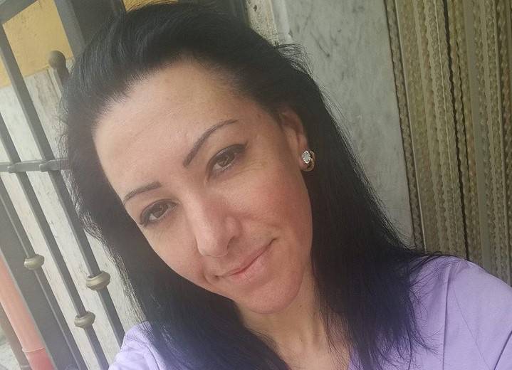 Donna dando un uomo un colpo lavoro