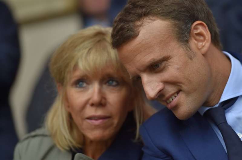 La Francia odia Macron e sua moglie - Leggilo