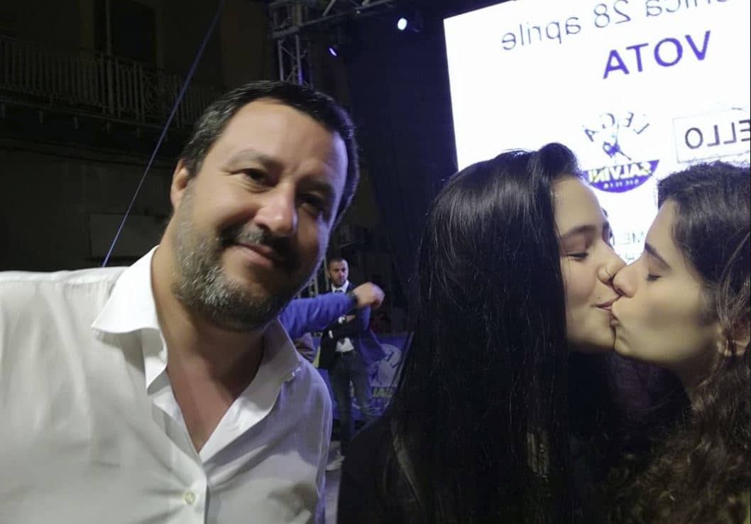 matteo salvini bacio lesbo - Leggilo