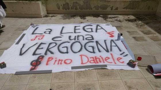 Gioia del Colle striscioni contro Salvini - Leggilo