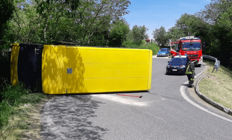 Incidente ad Arquà Petrarca, bus si ribalta autista ubriaco - Leggilo