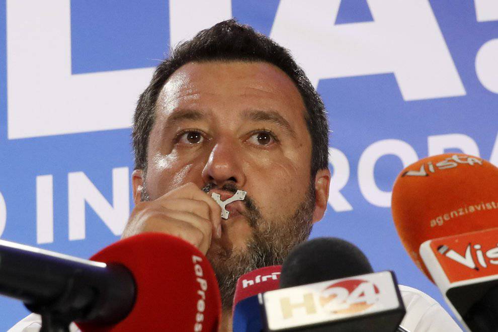 Salvini bacia Crocifisso - Leggilo
