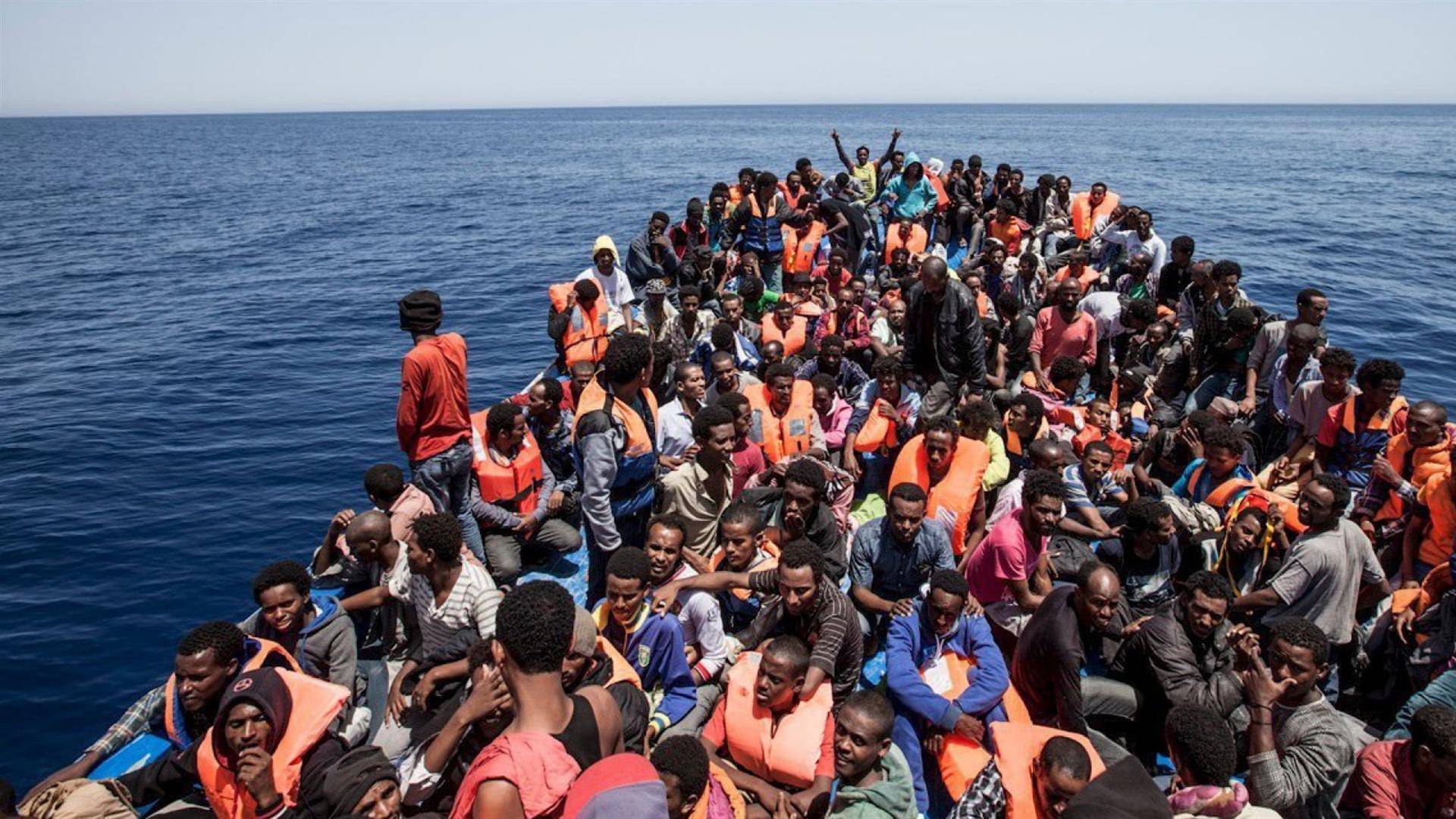 Migranti Asso 25 salva barcone - Leggilo
