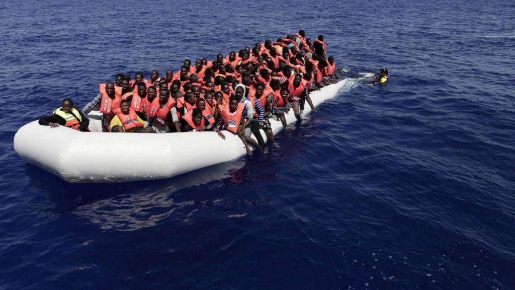 Migranti nave barcone imbarcazione immigrati persone Libia Italia Mattarella - Leggilo