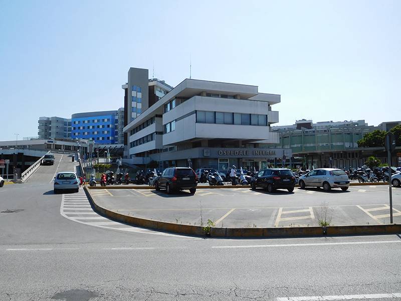 Pronto soccorso Rimini Luigi Cucitro collo di bottiglia bottigliate aggrediti violentemente poliziotto guardia giurata ferito - Leggilo