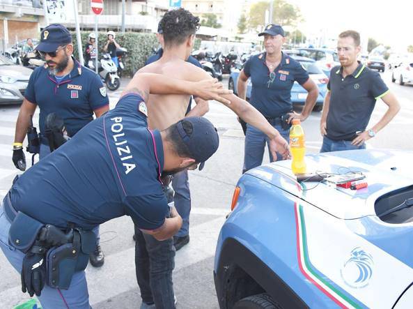 Uomo masturba davanti a tutti spiaggia - Leggilo