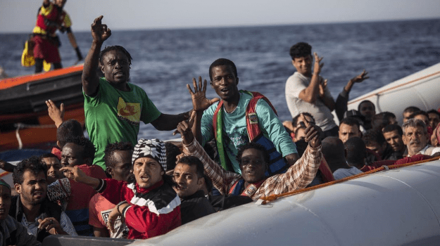 Open Arms soccorre migranti - Leggilo