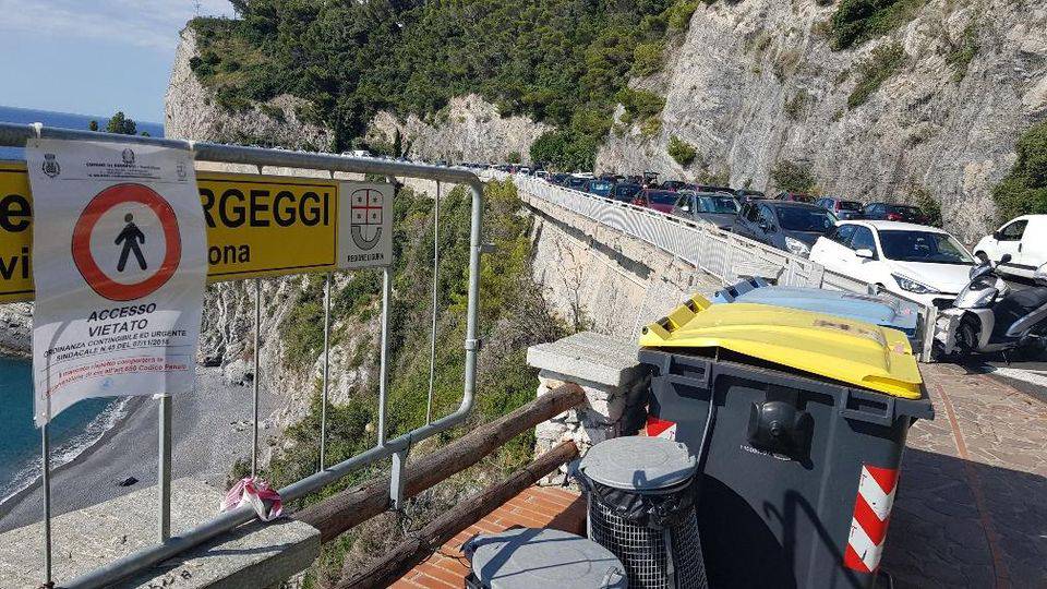 Bergeggi Savona bimbo francese colpito da bidone della spazzatura spiaggia grave coma farmacologico ospedale Gaslini Genova - Leggilo