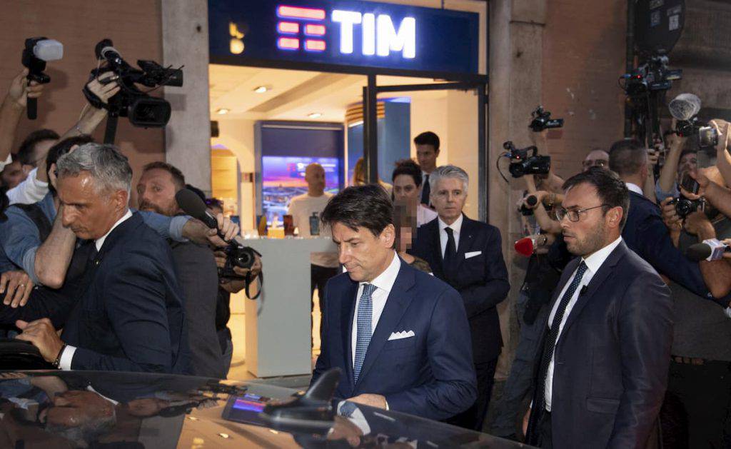Il premier Giuseppe Conte è stato denunciato all'Antitrust dal presidente del Codacons Carlo Rienzi per pubblicità occulta alla Tim - Leggilo