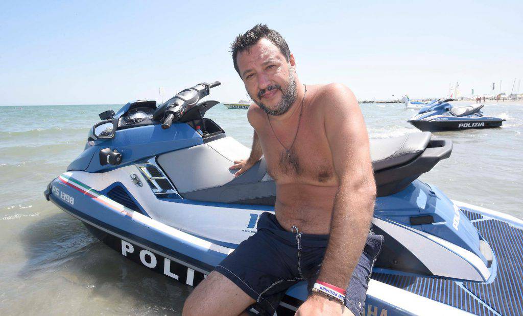 Figlio Matteo Salvini su moto d'acqua polizia in mare a Milano Marittima Procura di Ravenna ha aperto fascicolo d'indagine contro ignoti - Leggilo