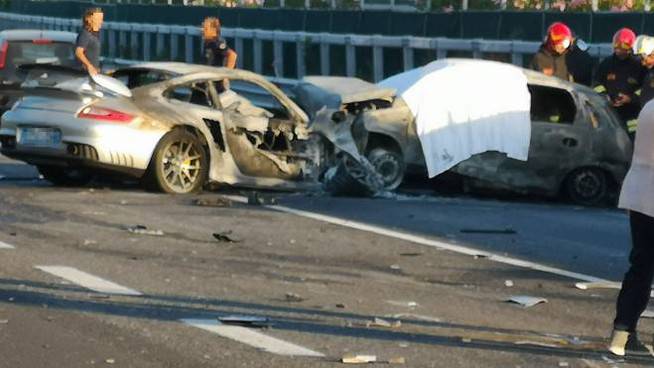 Incidente stradale mortale a Senigallia Ancona una persona morta carbonizzata un ferito grave un illeso nell'impatto tra tre auto - Leggilo