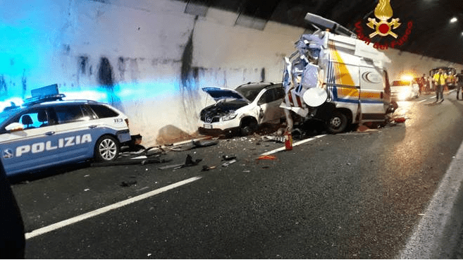 Incidente autostrada A12 Genova scontro camion auto polizia stradale furgone tre feriti agenti grave addetto soccorso autostradale - Leggilo