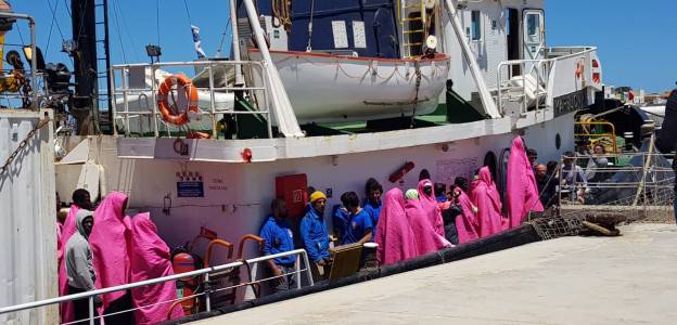 Nave Mare Jonio dell'ong Mediterranea Saving Humans ministro dell'Interno Matteo Salvini ha autorizzato lo sbarco di donne malati e bambini migranti - Leggilo