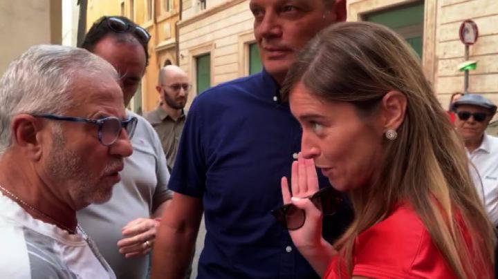 Maria Elena Boschi PD contestata da un uomo in strada sul governo con il M5s - Leggilo