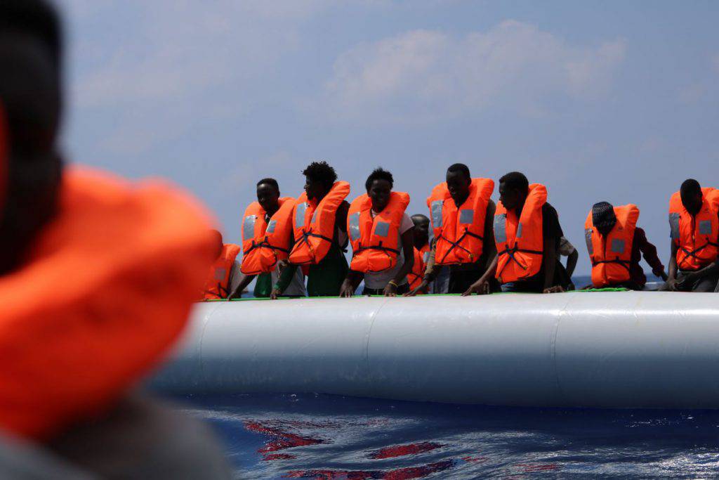 Ocean Viking imbarcazione gestita da Medici senza frontiere Sos Mediterranee in stallo da 13 giorni tra Linosa e Malta con 356 migranti a bordo chiede un porto sicuro - Leggilo