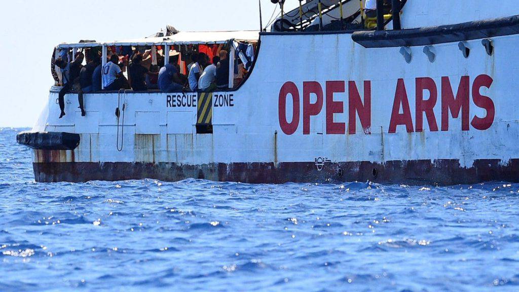 Open Arms Procura Agrigento pm Luigi Patronaggio sequestra imbarcazione sbarco migranti e apre indagine reato omissione atti d'ufficio leader della Lega Matteo Salvini - Leggilo
