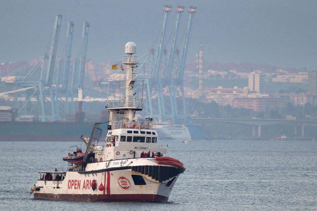 Open Arms presidente del Consiglio spagnolo Pedro Sanchez offre porto per sbarco gli immigrati ma l'ong rifiuta furia del ministro dell'Interno Matteo Salvini - Leggilo