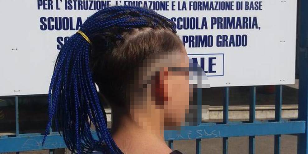 Lino torna a scuola e taglia le treccine blu