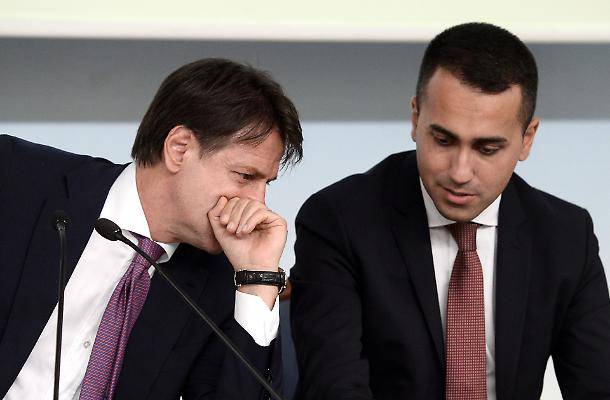 Di Maio contestato - Leggilo