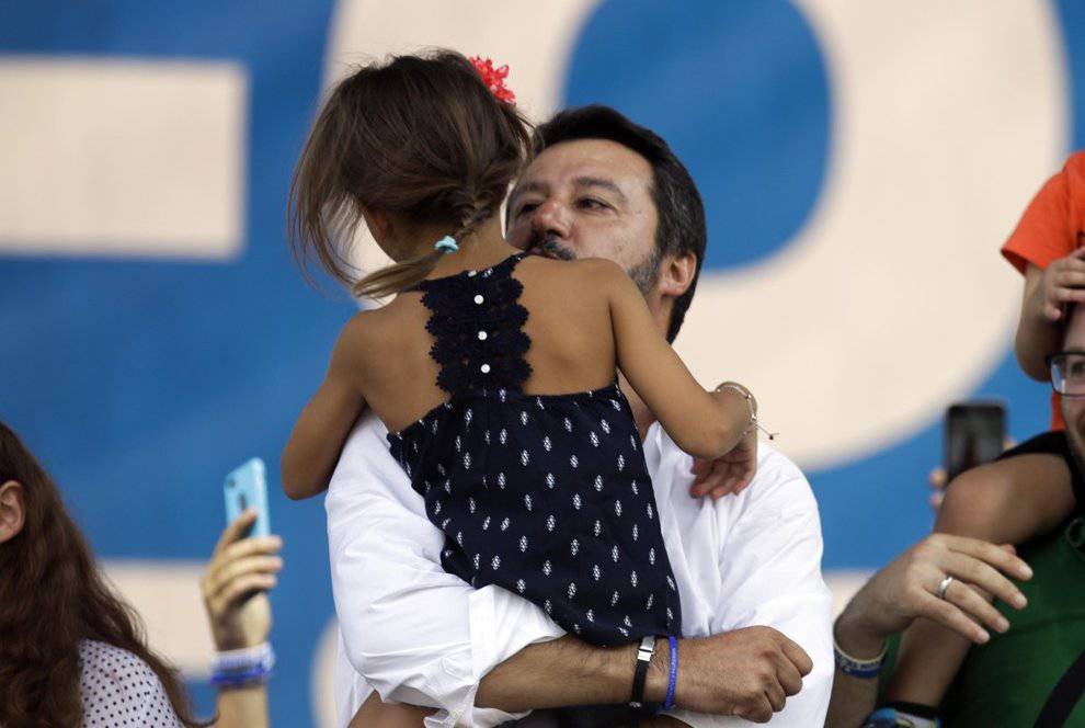 Matteo Salvini foto con la figlia post Facebook Marco Pacini giornalista caporedattore de L'Espresso sfumatura di pedofilia si scusa - Leggilo