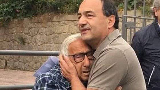 Mimmo Lucano torna a Riace da suo padre