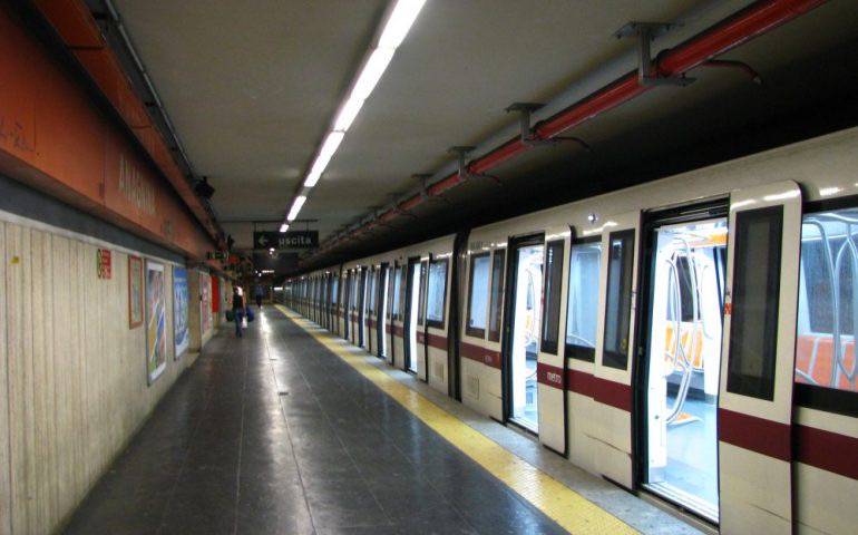 Ragazzo straniero africano congolese accoltella vigilante e si suicida con sua pistola in tunnel stazione metro Tiburtina a Roma - Leggilo