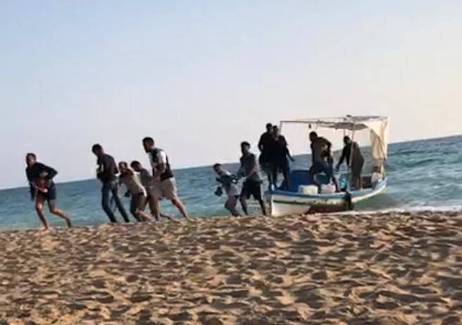 Gli sbarchi dei migranti sulla spiaggia di Agrigento